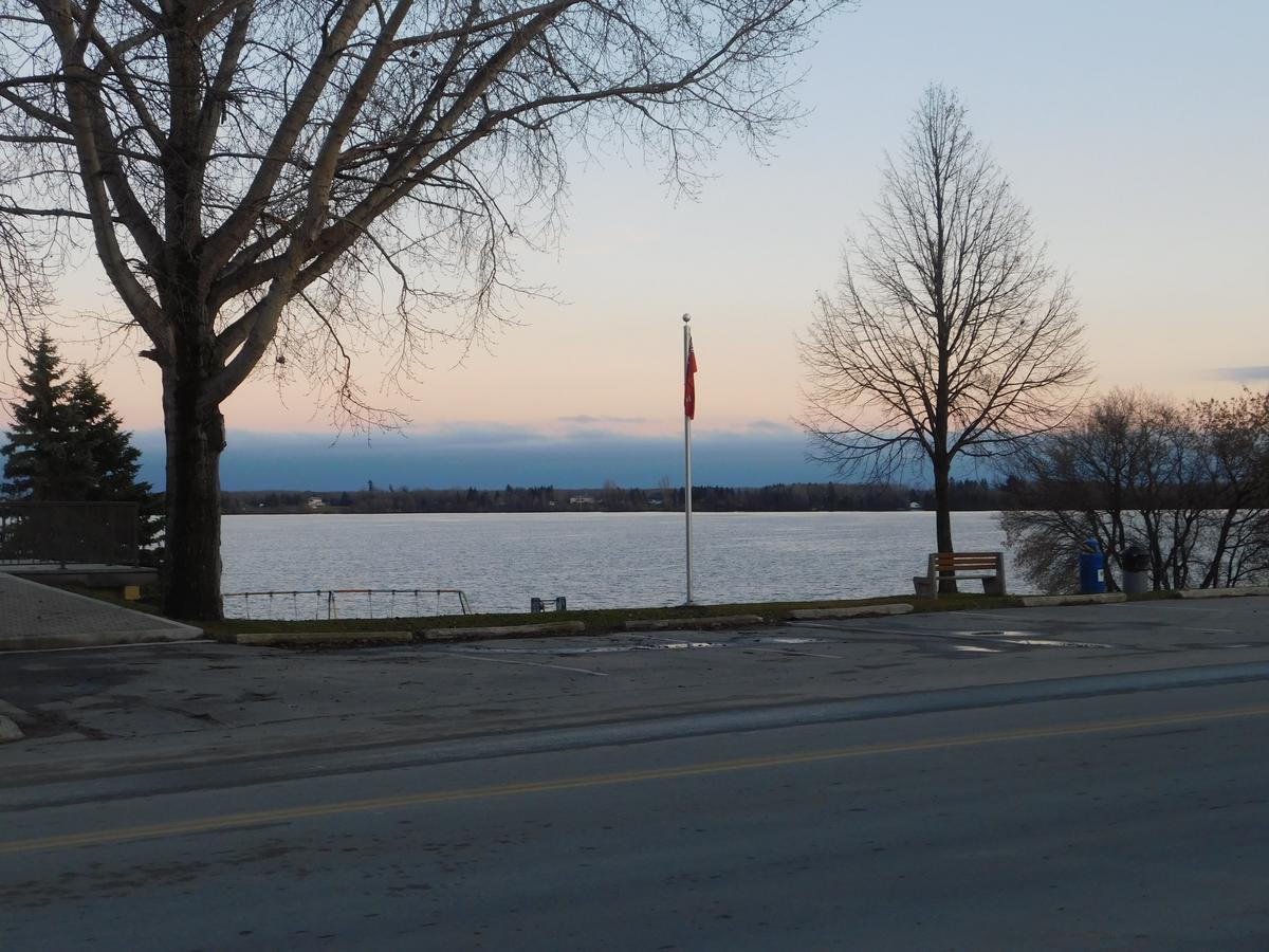 Lac du Bonnet The Lakeview Inn מראה חיצוני תמונה